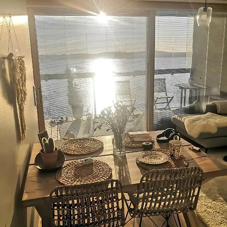 شقة Auringonlaskuhuoneisto Jyvaesjaerven Rannalla *